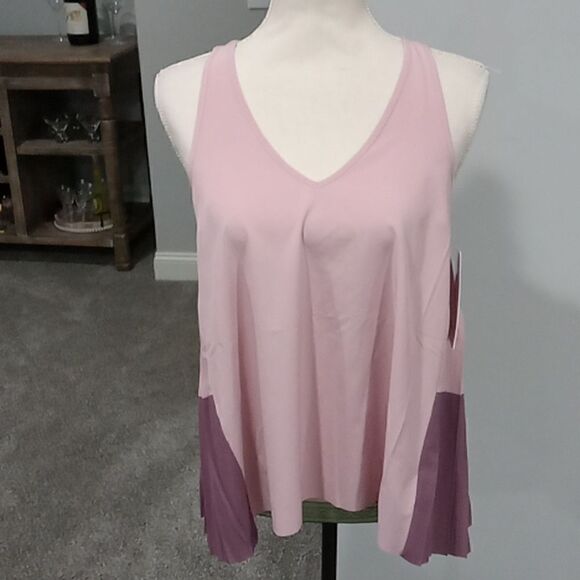 Athleta swing forward pleated tank plum & mauve color block. Size medium… - Picture 4 of 8